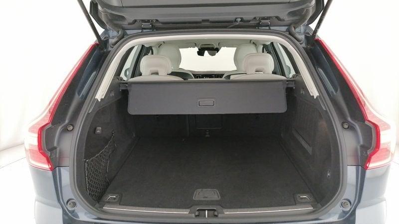 Volvo XC60 2.0 b5 Momentum Pro awd auto