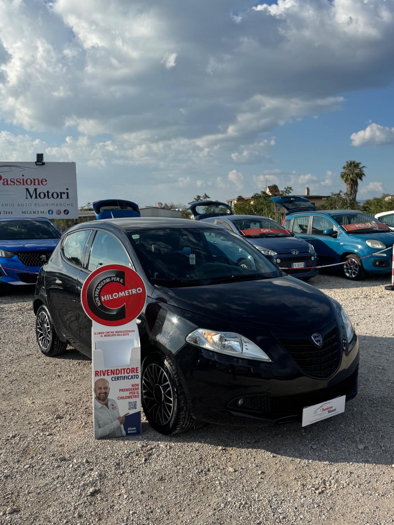 Lancia Ypsilon 1.2 69 CV 5 porte GPL Momo design