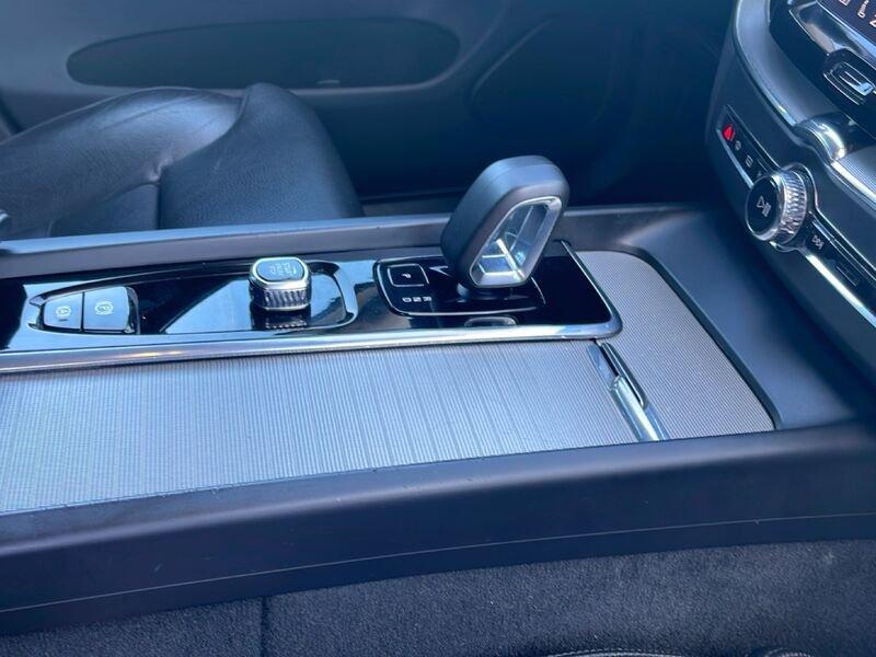 Volvo XC60 B4 D AWD automatico Plus Dark