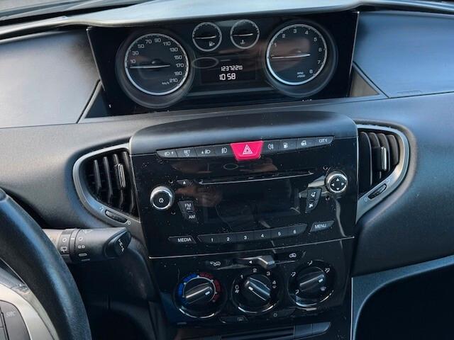 Lancia Ypsilon 0.9 TwinAir 85 CV 5 porte Metano Ecochic Elefantino