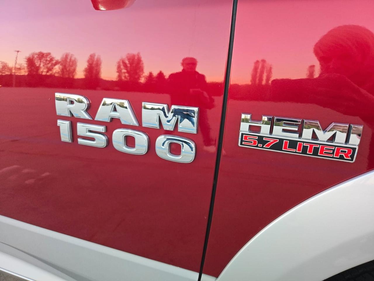 Dodge RAM 1500 HEMI 5.7 V8 -LARAMIE- 4X4