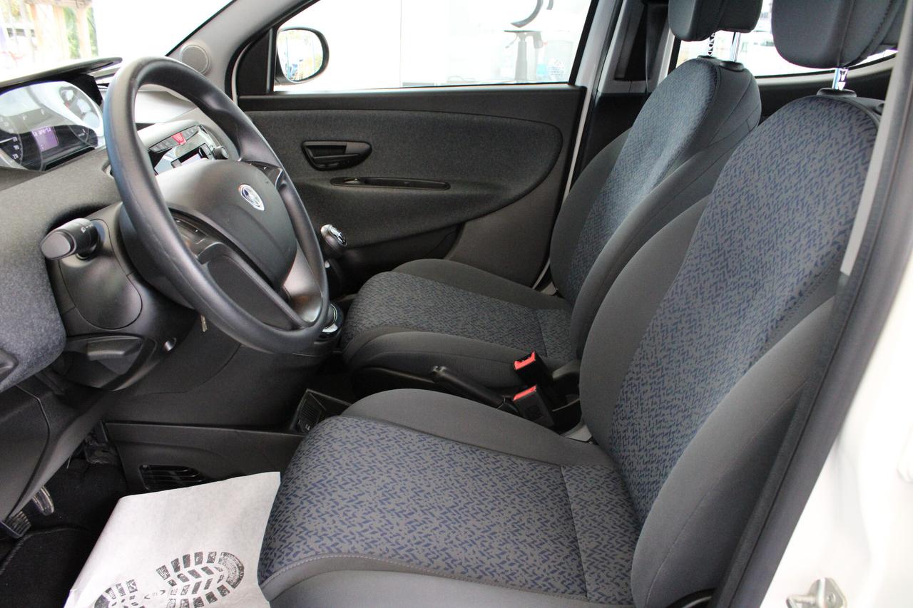 Lancia Ypsilon 1.0 FireFly 5 porte S&S Hybrid Ecochic Silver