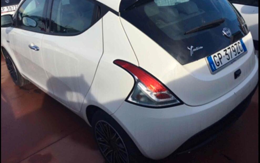 Lancia Ypsilon 1.0 FireFly 5 porte S&S Hybrid Gold