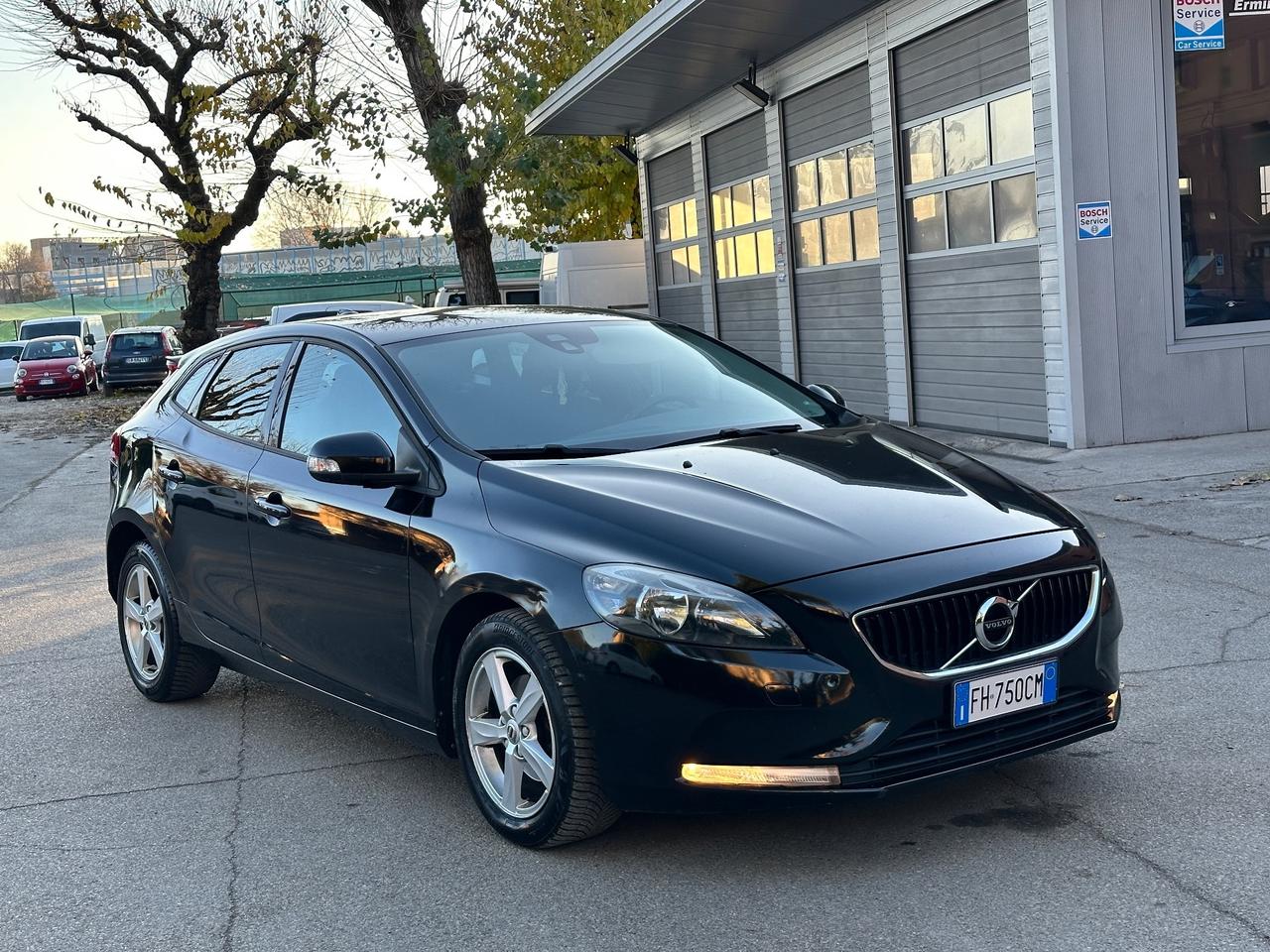 Volvo V40 D2 R-DESIGN MOMENTUM X NEOPATENTATI