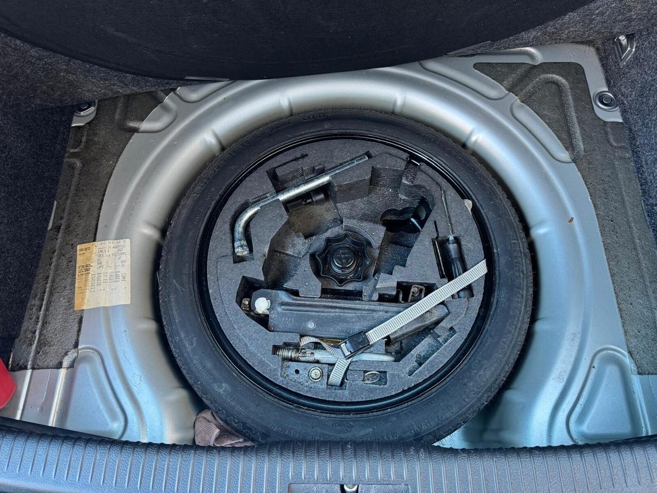 VW GOLF 1.6 16V FSI 5p. NEOPATENTATI