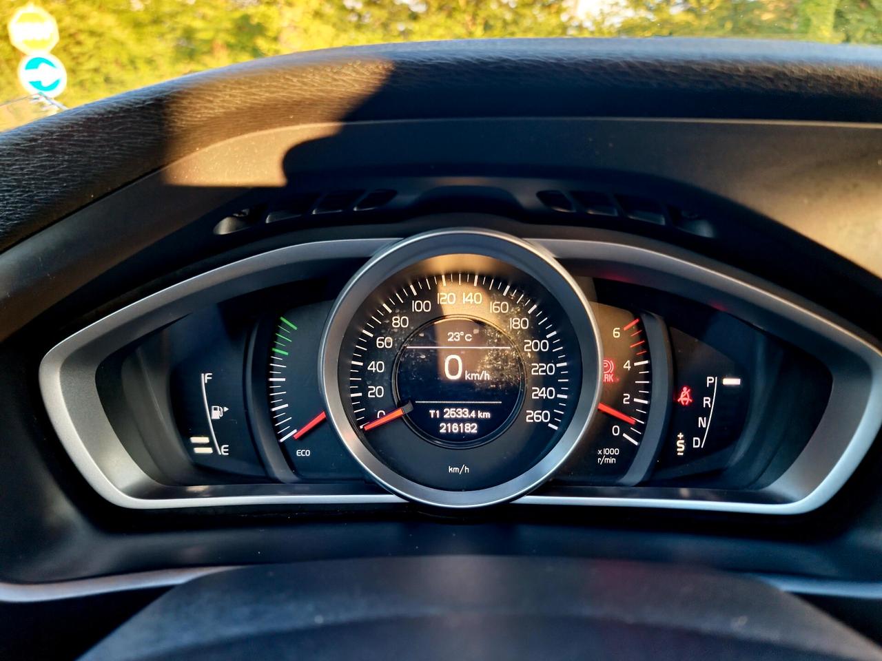 Volvo V40 D2 Geartronic R-design Momentum N1 2015-E6 NEO
