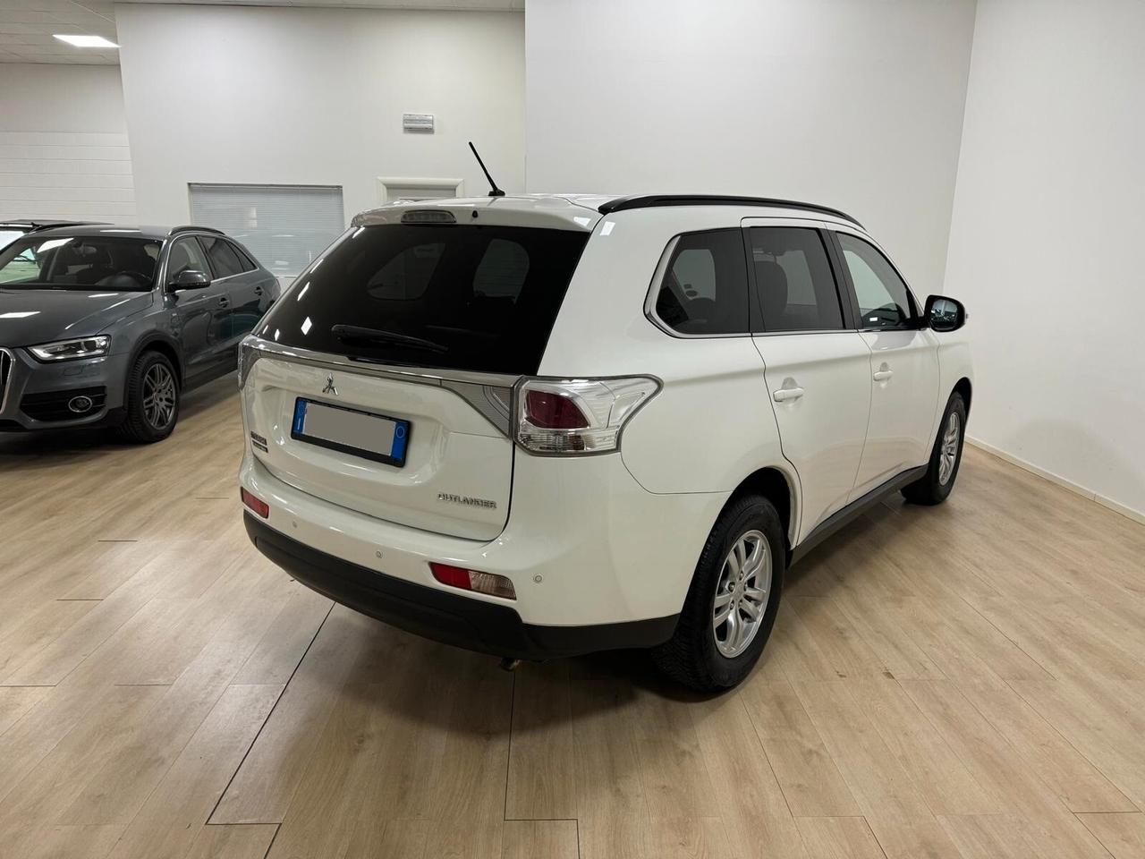 Mitsubishi Outlander 2.2 DI-D 4WD Intense