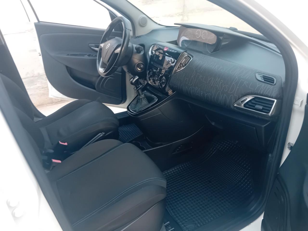 Lancia Ypsilon 0.9 TwinAir 85 CV 5 porte Metano Ecochic Elefantino