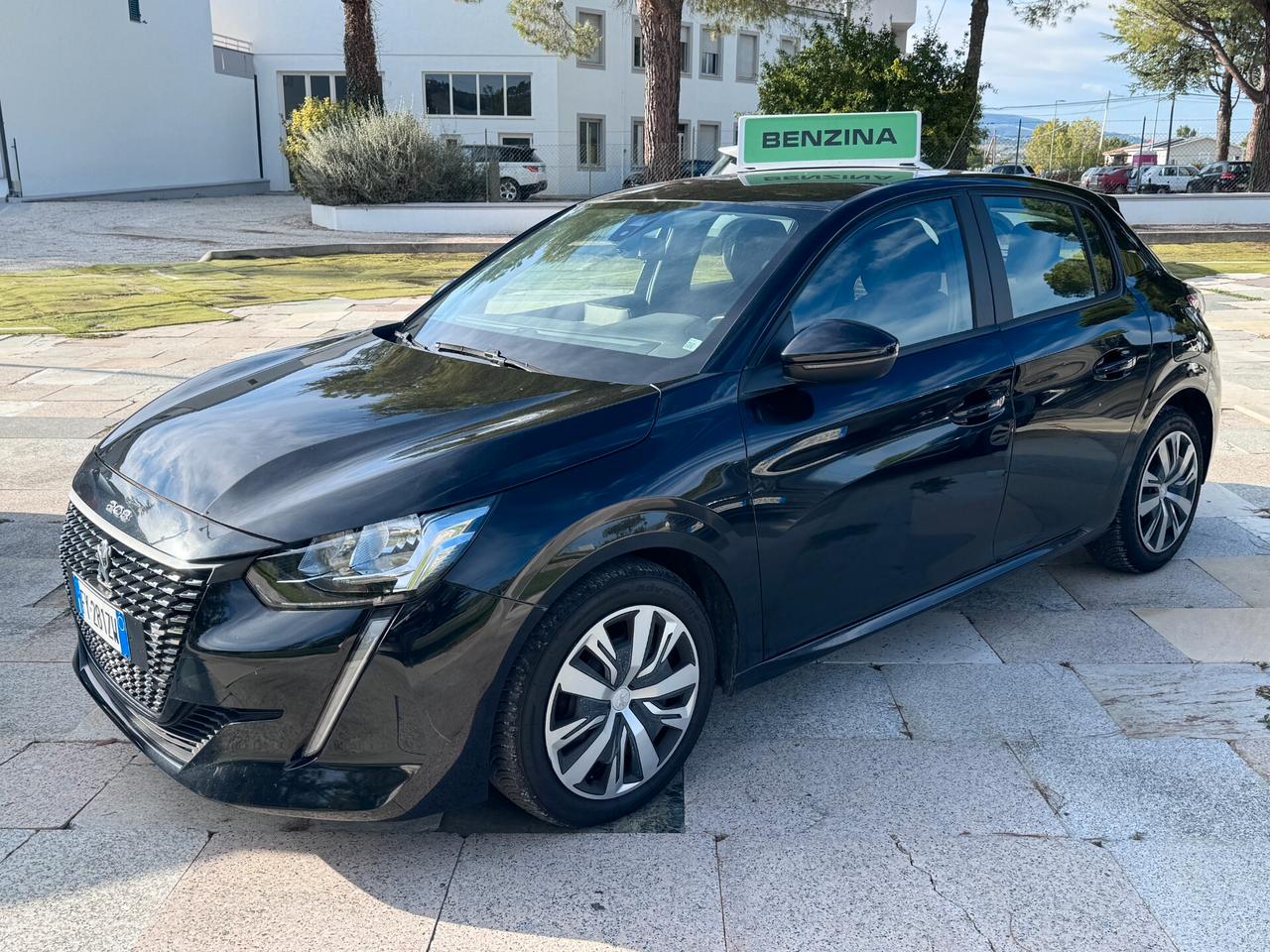 Peugeot 208 1.2 BENZINA - NEOPATENTATI -