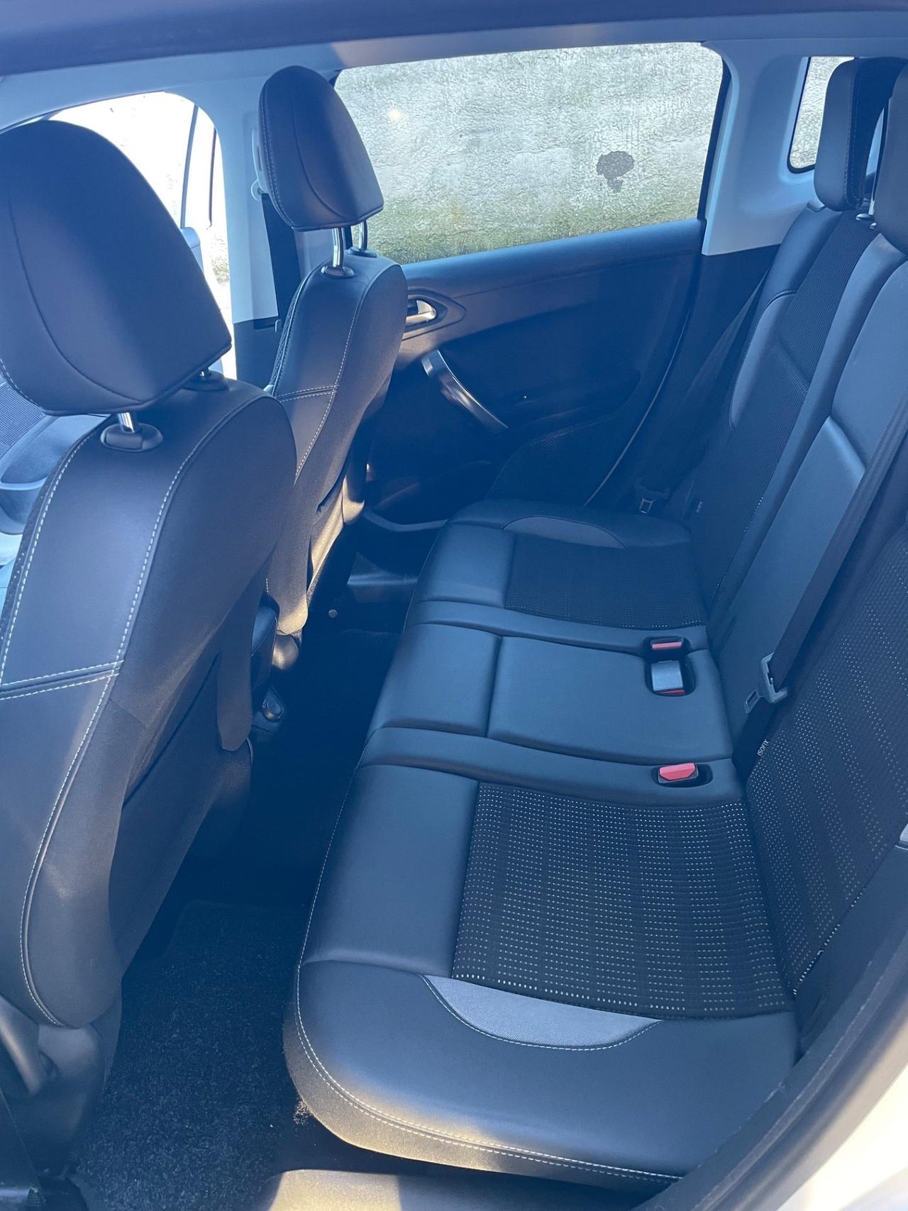 Peugeot 2008 BlueHDi 120 S&S Allure retrocamera navigatore ecc