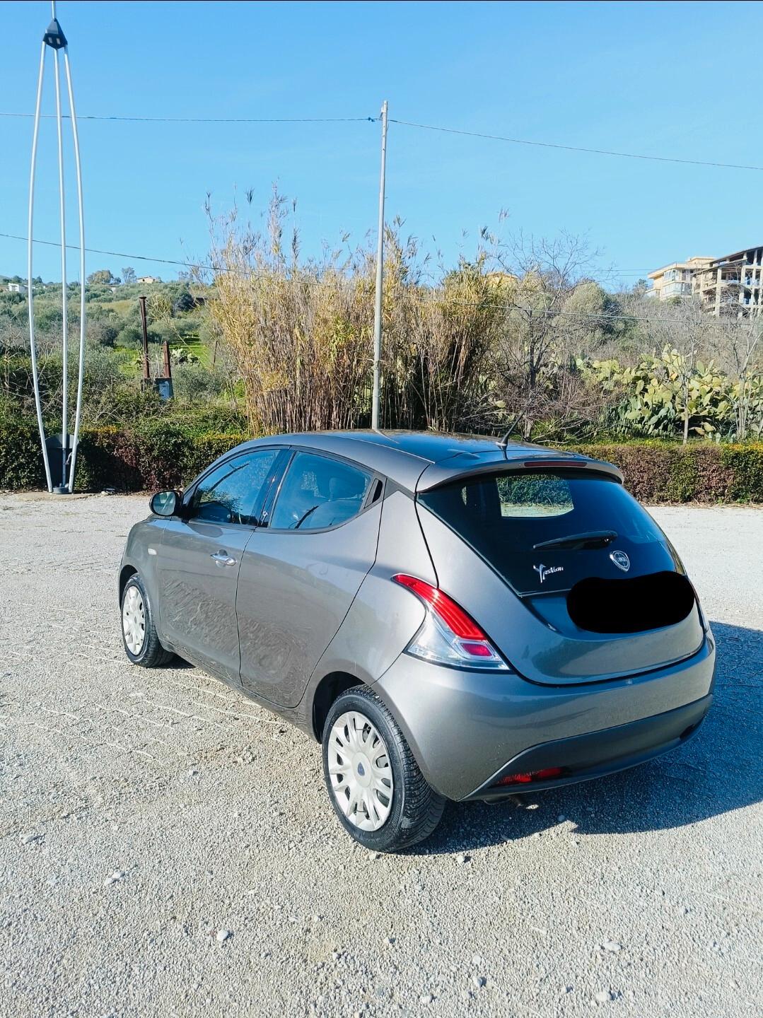 Lancia Ypsilon 1.2 69 CV 5 porte S&S Silver