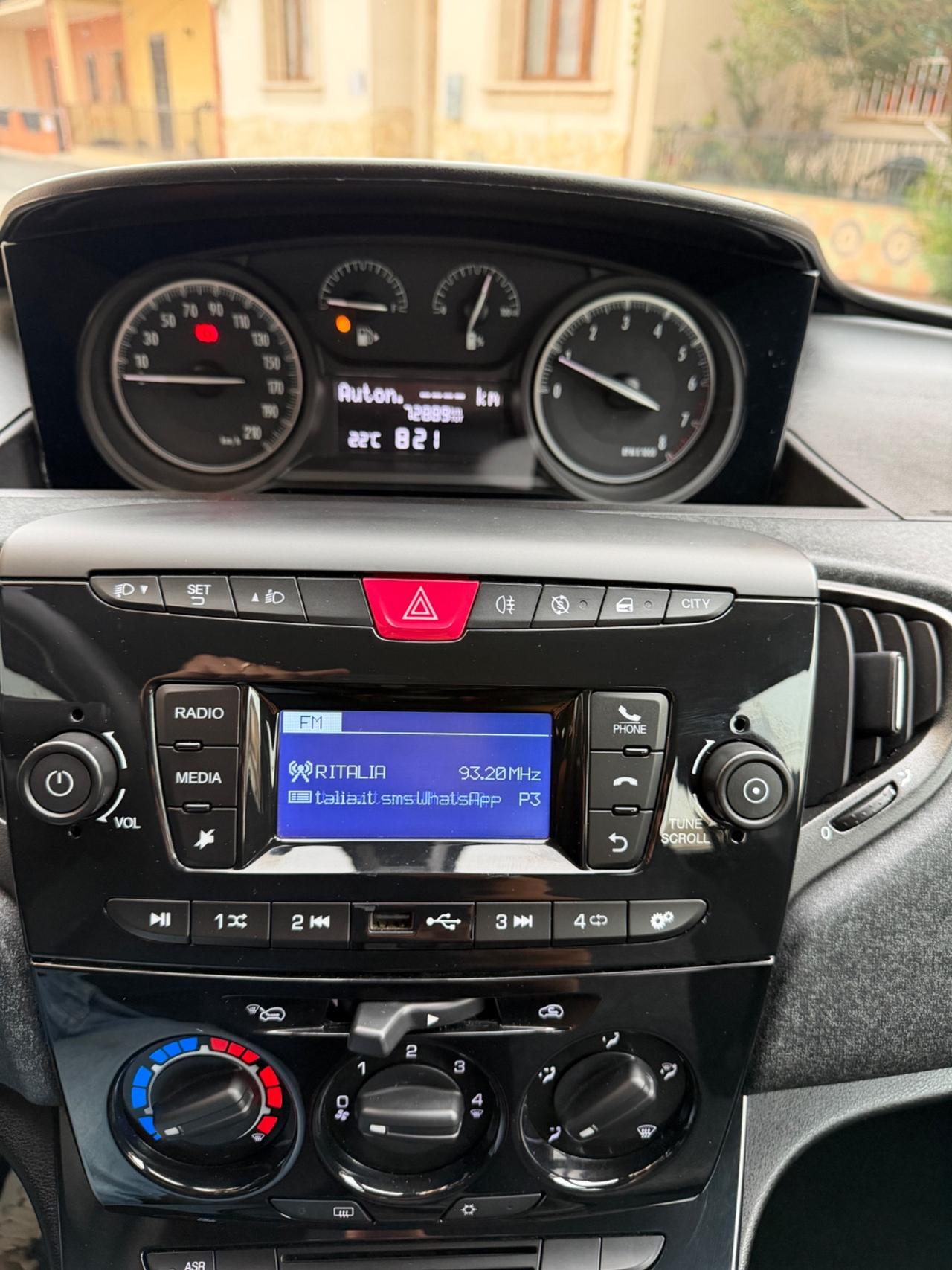 Lancia Ypsilon 1.0 FireFly 5 porte S&S Hybrid Silver