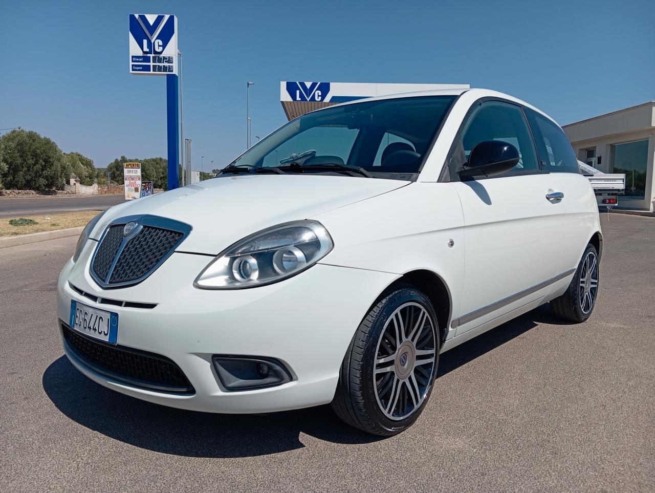 Lancia Ypsilon 1.3 MJT 75 CV Unyca