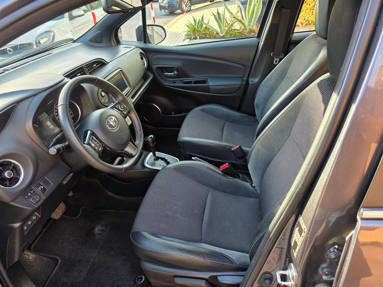 Toyota Yaris 1.5 Hybrid 5 porte Lounge Blue