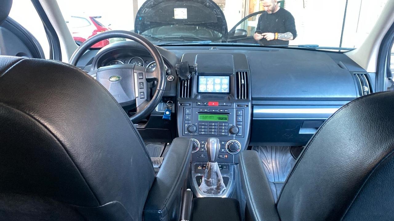 LAND ROVER FREELANDER 2.2 TD4 HSE AUTOMATICA – PELLE – NAVI – SUPER ACCESSORIATA Proponiamo bellissima Land Rover Freelander 2.2 TD4 HSE automatica, una delle versioni più complete e ricercate della gamma. Vettura molto bella di carrozzeria e molto