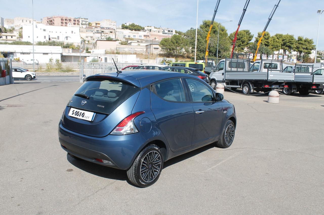 Lancia Ypsilon 1.0 FireFly 5 porte S&S Hybrid Silver