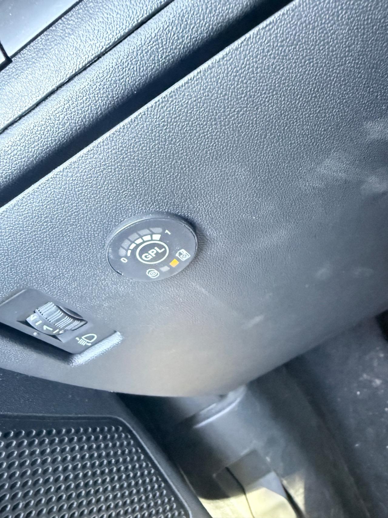 Peugeot 208 PureTech 82 5p. GPL Allure