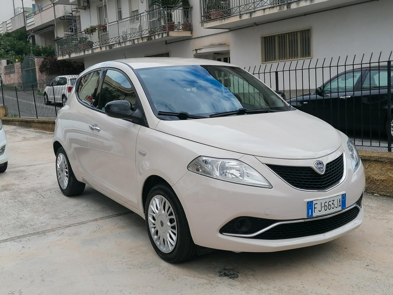 Lancia Ypsilon 1.2 69 CV 5 porte Gold
