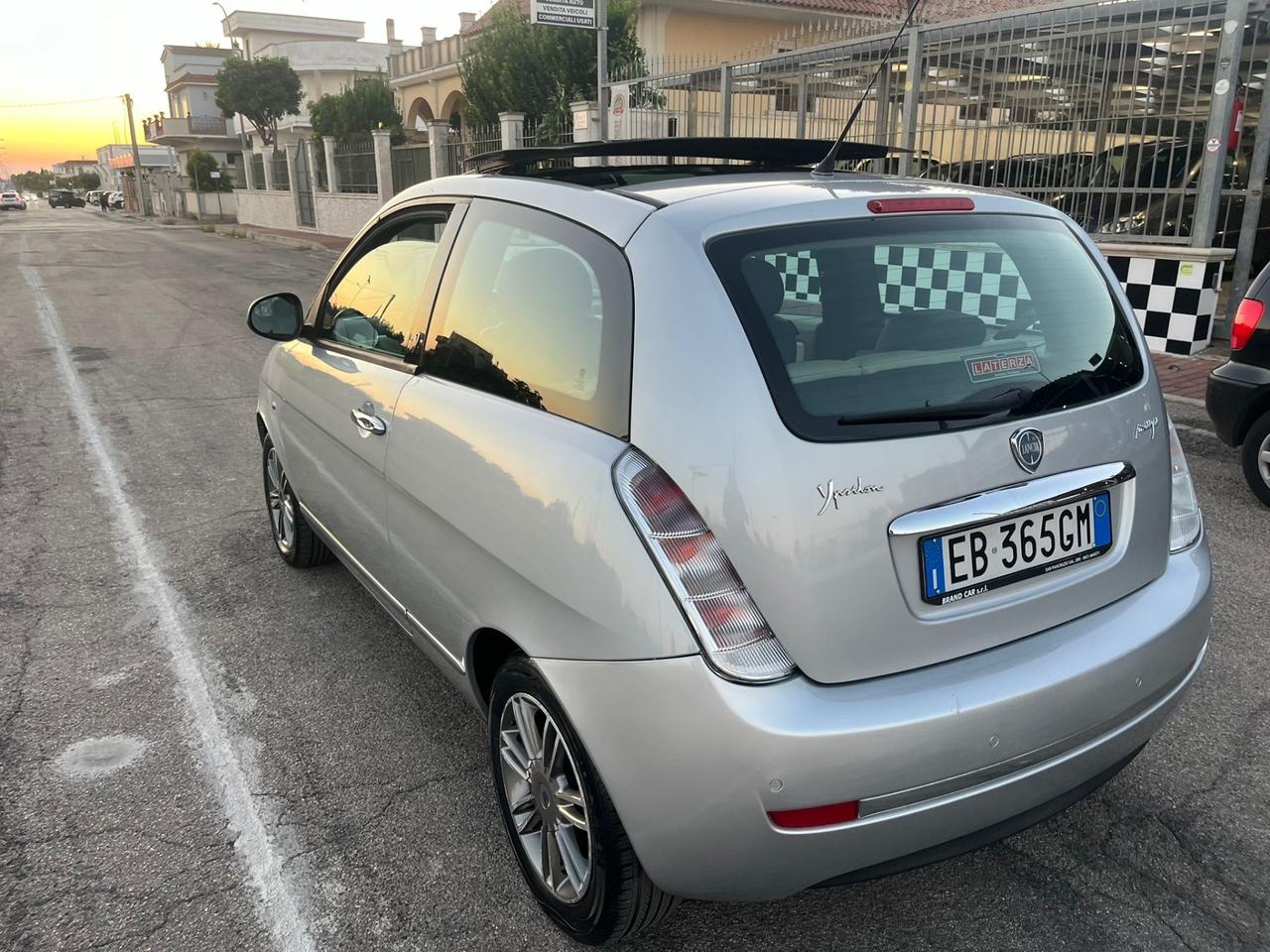 Lancia Ypsilon 1.3 MJT 75 CV Versus Unipro 2010