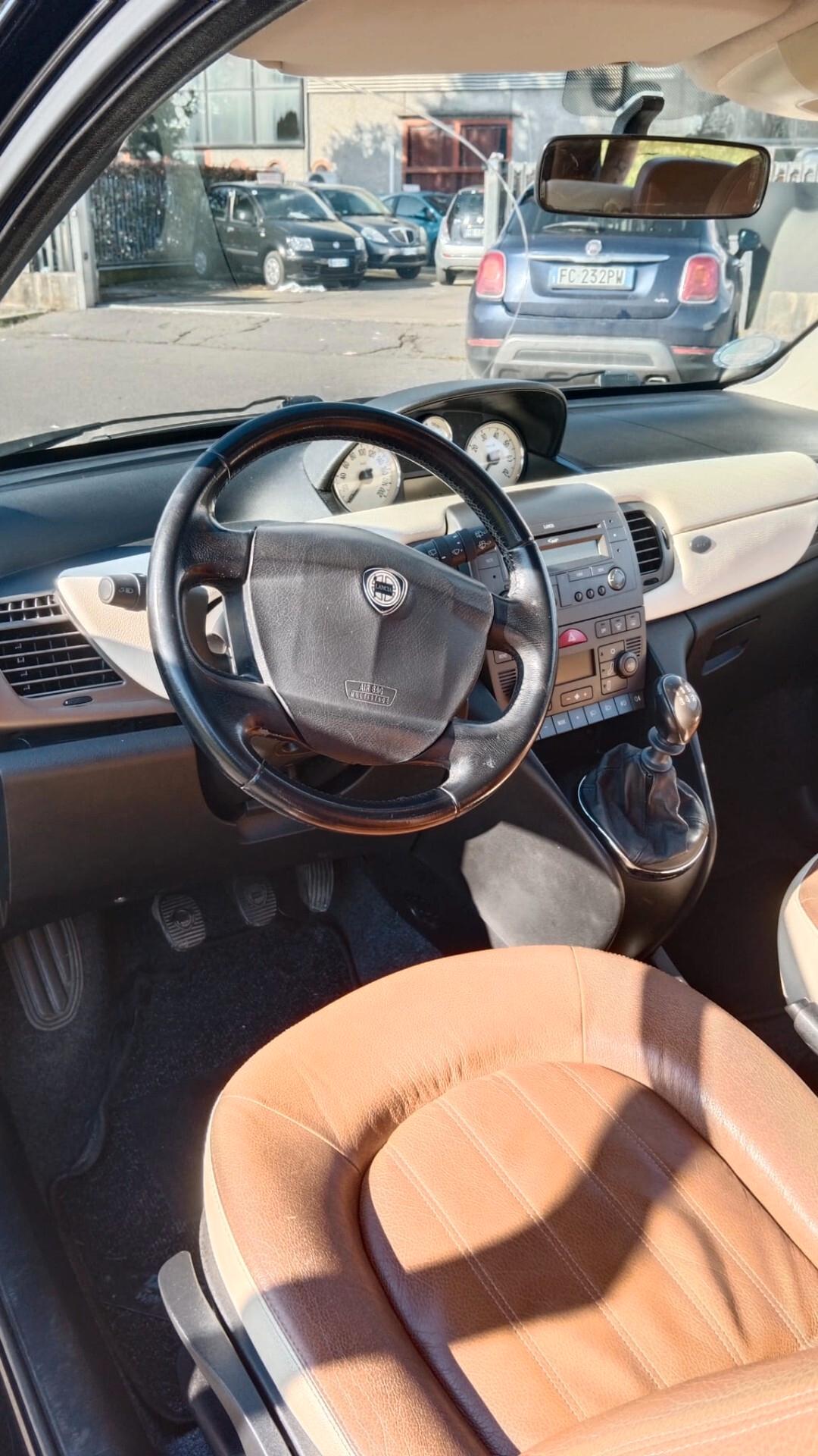 Lancia Ypsilon 1.4 16V Oro