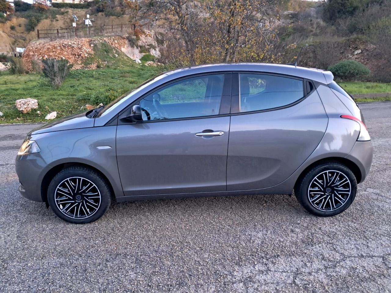 Lancia Ypsilon 1.0 FireFly 5 porte S&S Hybrid Ecochic Gold