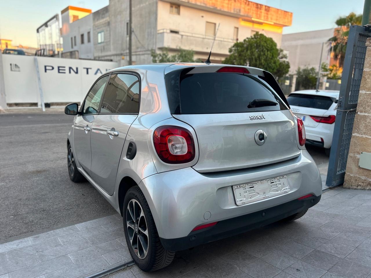 Smart ForFour 0.9 Turbo Passion-2015 NAVI/LED/15"