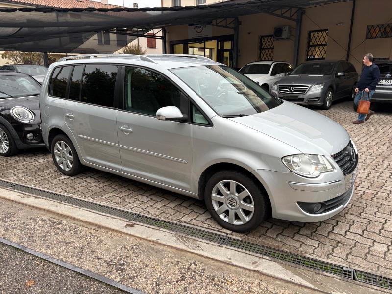Volkswagen Touran 2.0 tdi Highline dsg 7 POSTI OK NEOPATENTATO
