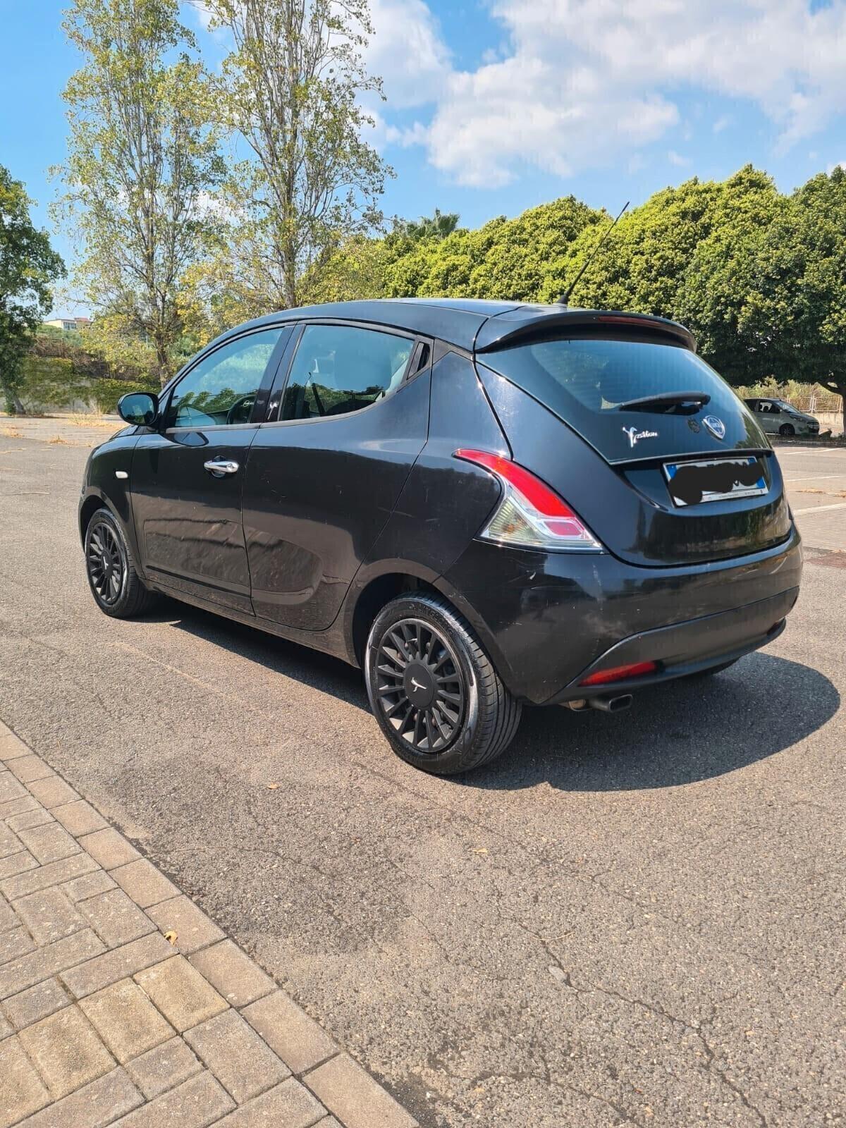 Lancia Ypsilon 1.2 69 CV 5 porte S&S Silver