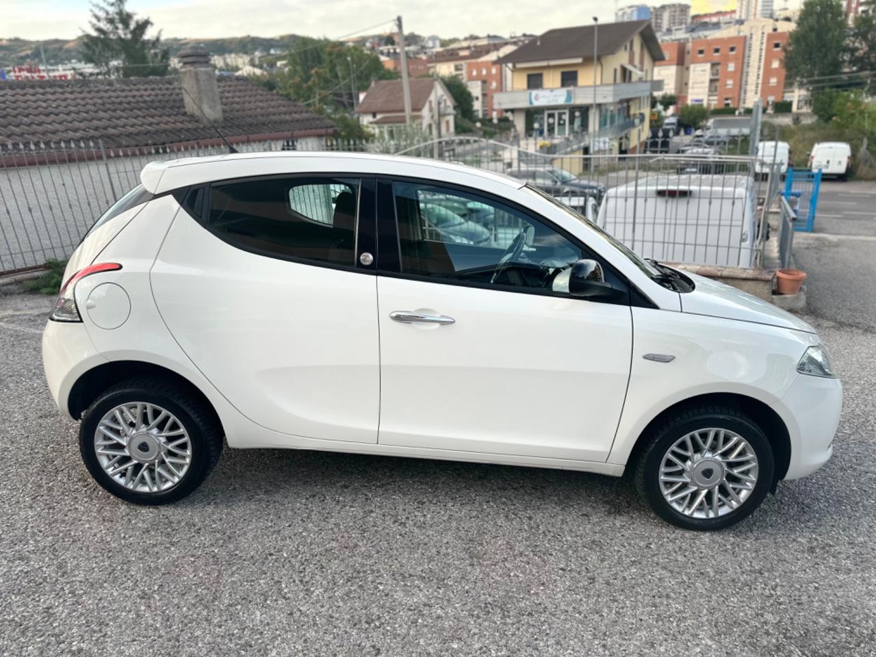 Lancia Ypsilon 0.9 TwinAir 85 CV 5 porte Metano Ecochic Silver