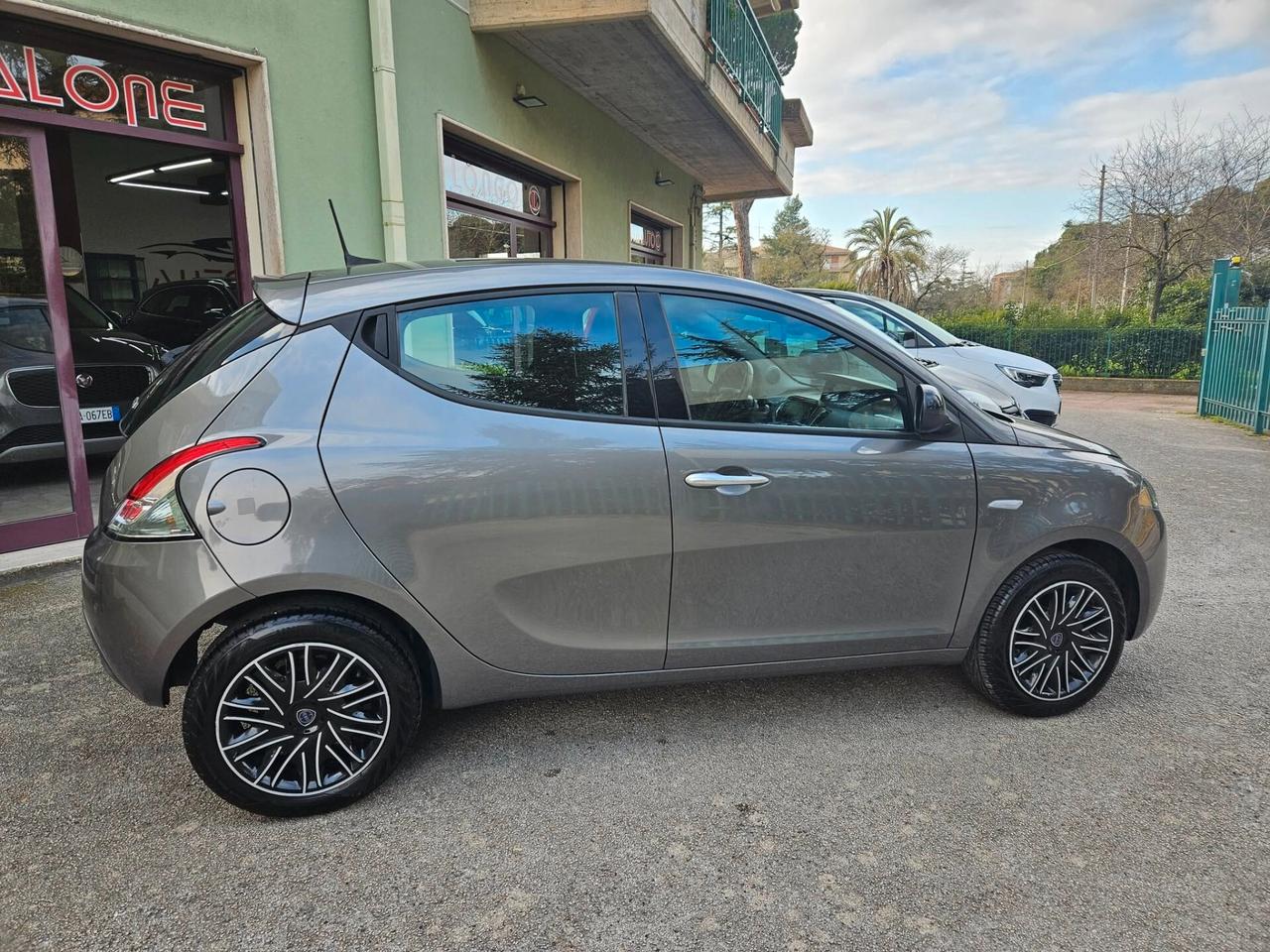 Lancia Ypsilon 1.0 FireFly 5 porte S&S Hybryd Gold