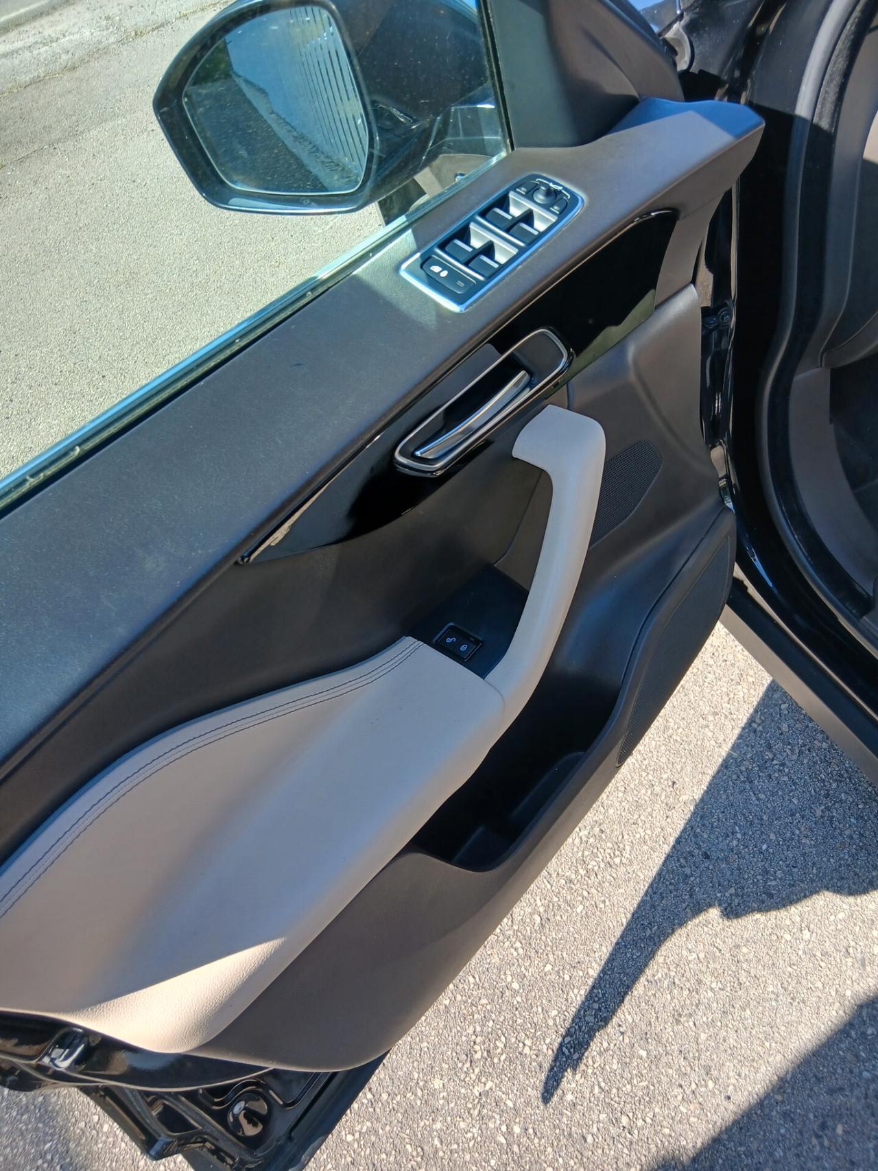 Jaguar F-Pace 2.0 D 180 CV Portfolio