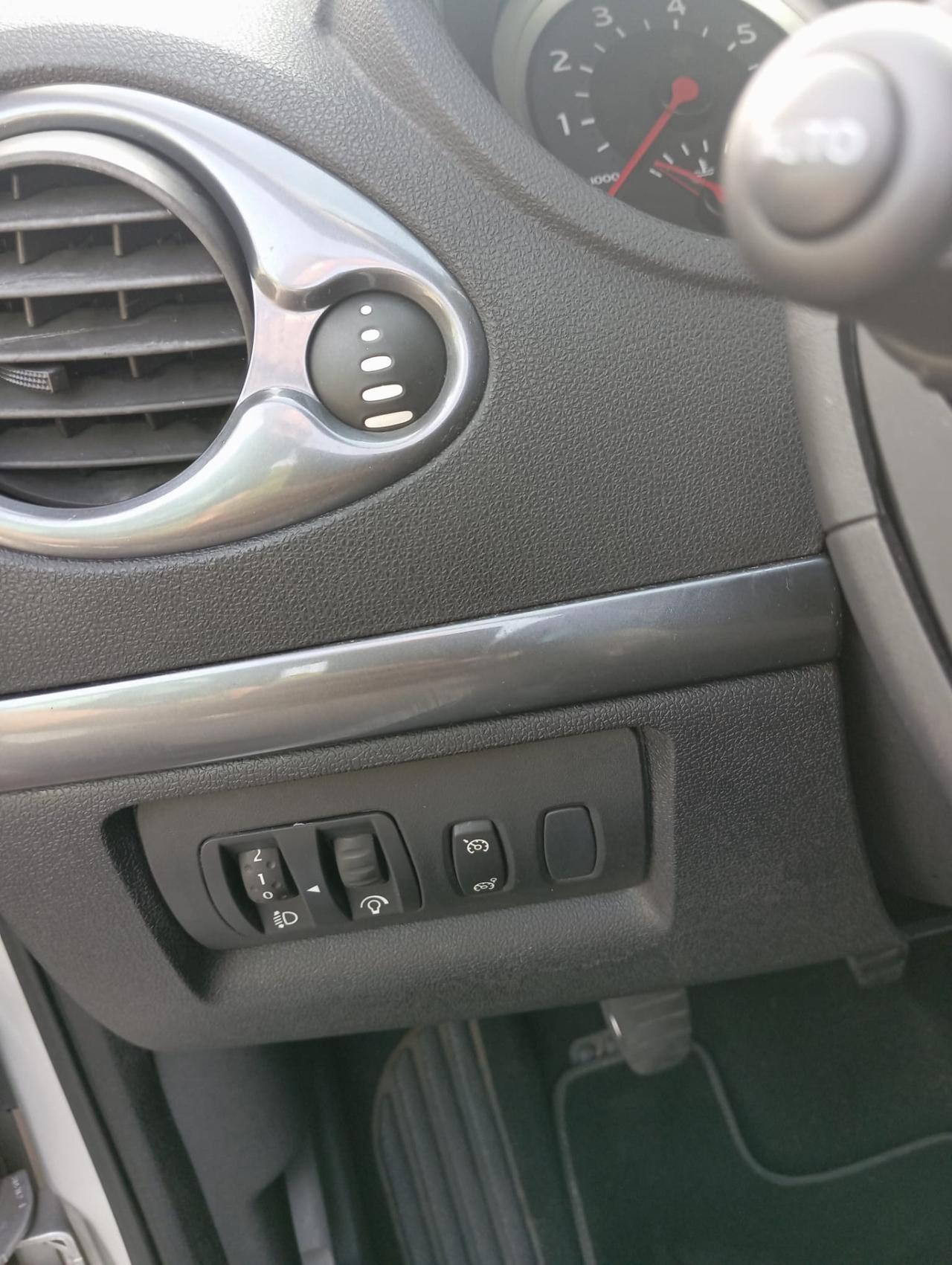 Renault Clio 1.2 16V 3 porte Luxe