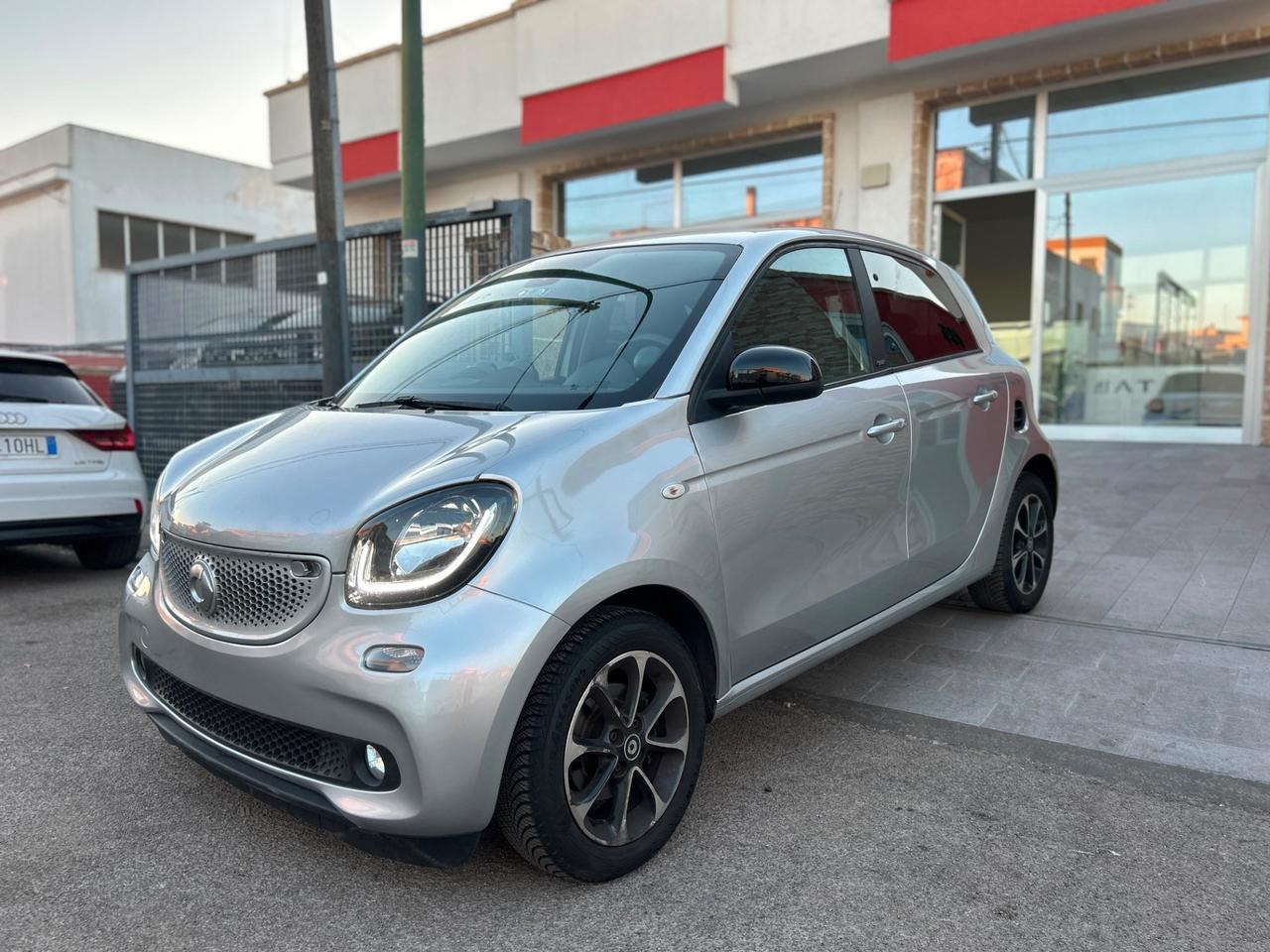 Smart ForFour 0.9 Turbo Passion-2015 NAVI/LED/15"