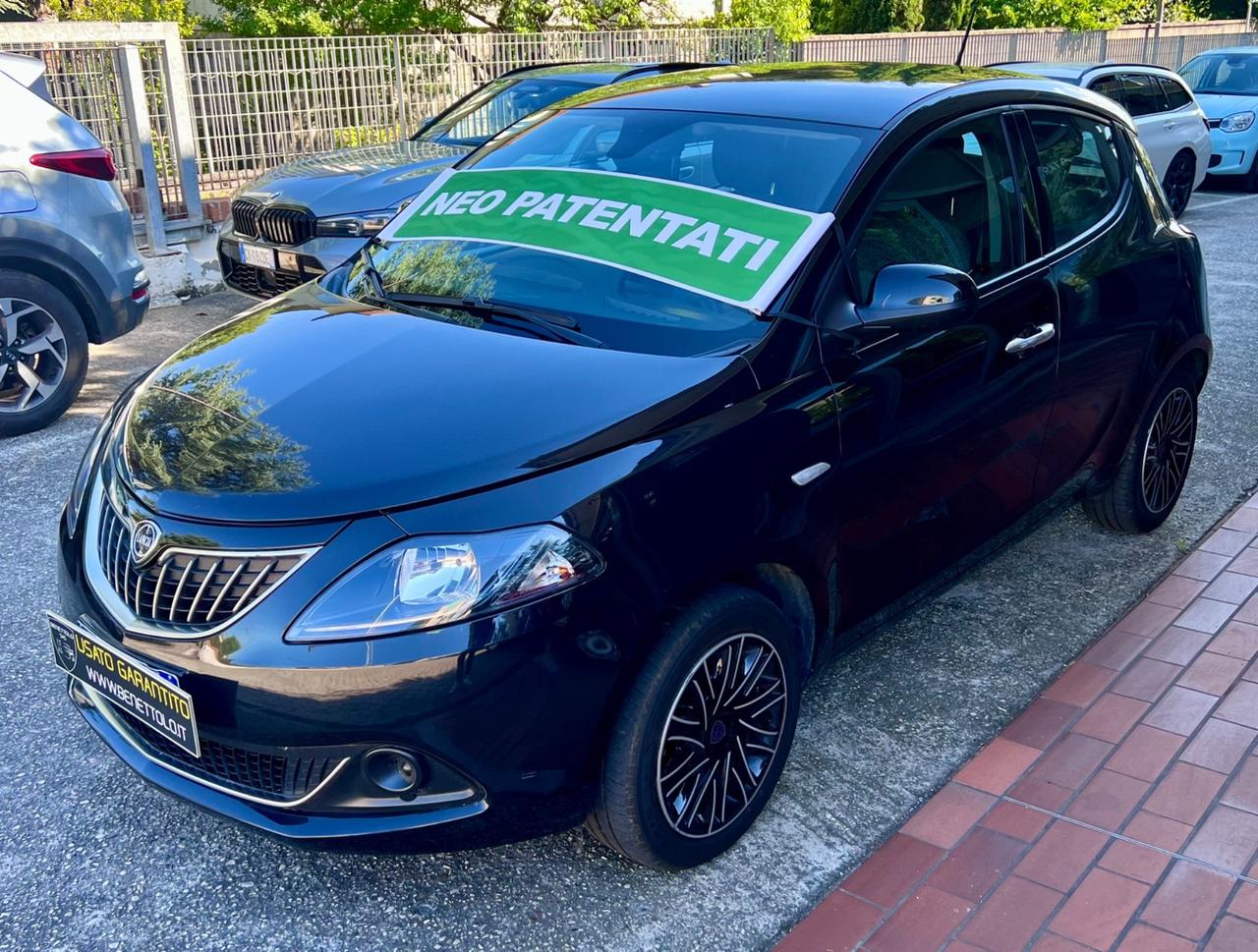 Lancia Ypsilon 1.0 FireFly 5 porte S&S Hybrid Ecochic Silver
