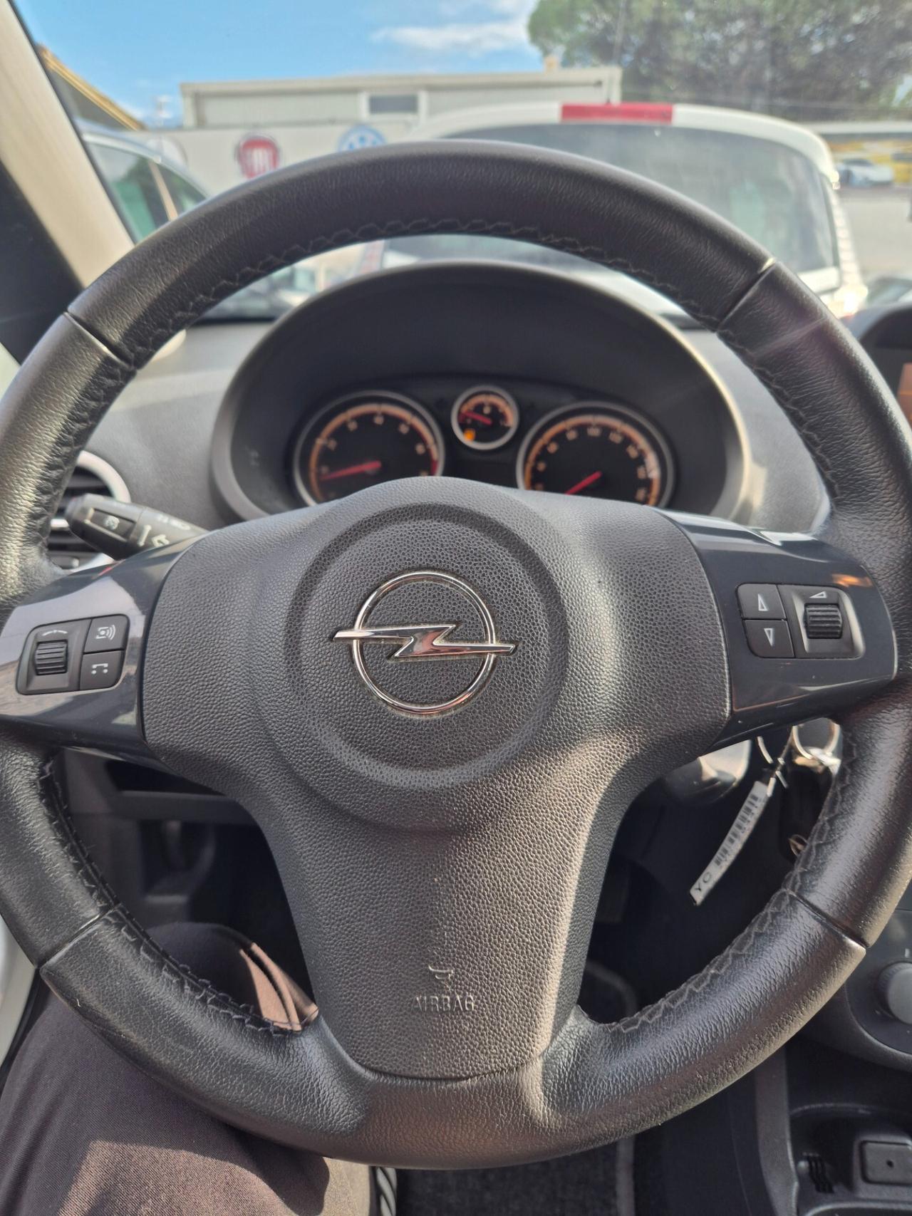 Opel Corsa 1.4 16V 5 porte Cosmo PARI NUOVO!!!!