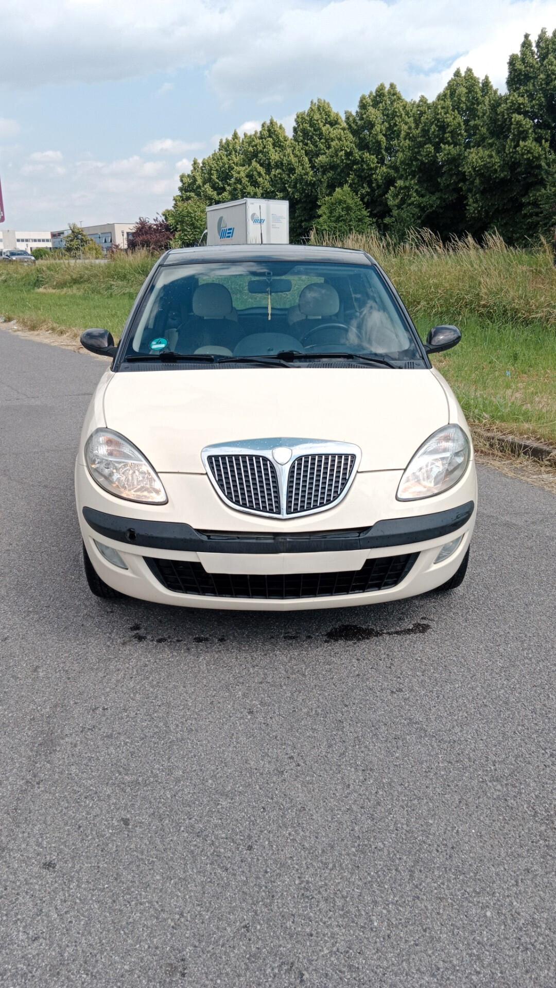 Lancia Ypsilon 1.4 16V Oro