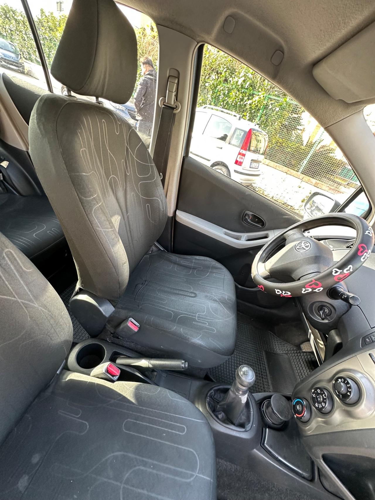 Toyota Yaris 1.0 5 porte Luxury pack