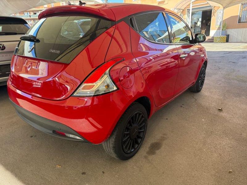 Lancia Ypsilon 1.0 FireFly Hybrid Ecochic Silver + GPL