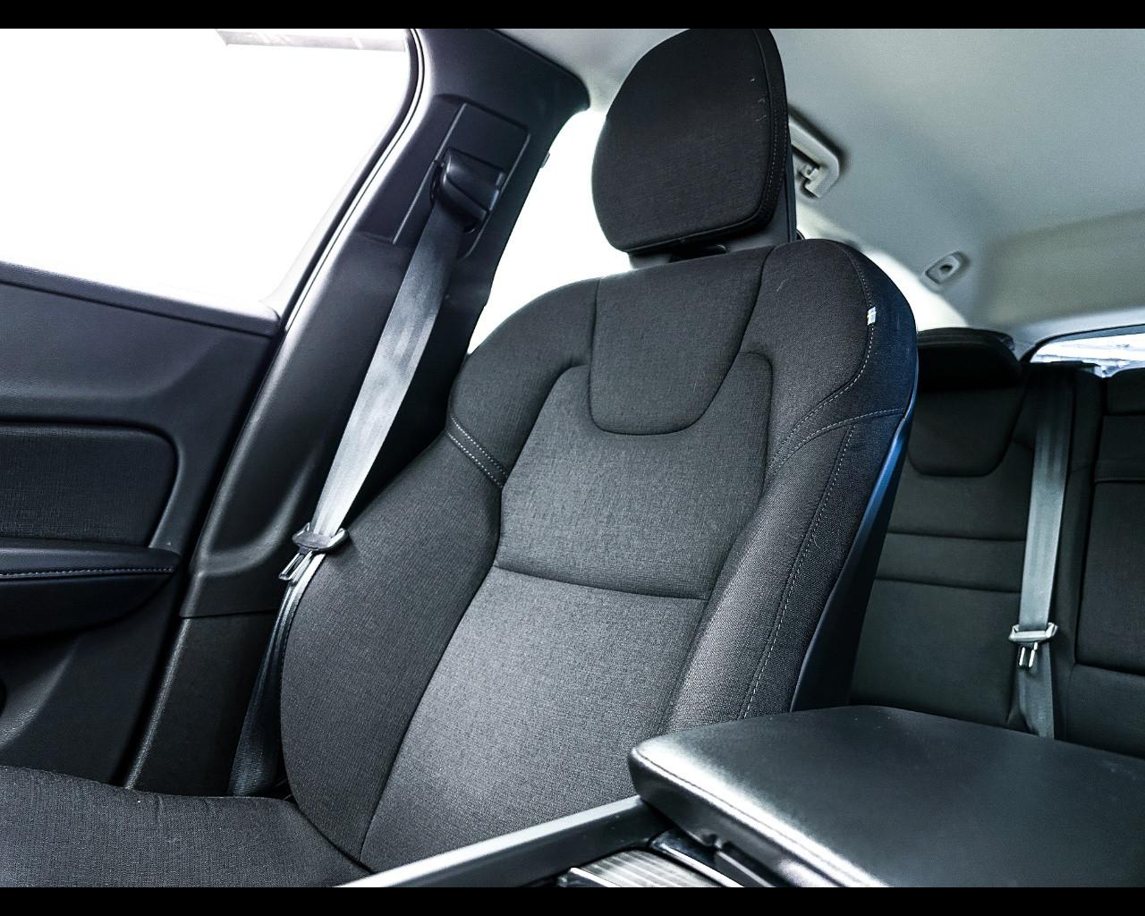 VOLVO V60 (2018-->) - V60 D3 Geartronic Momentum Business