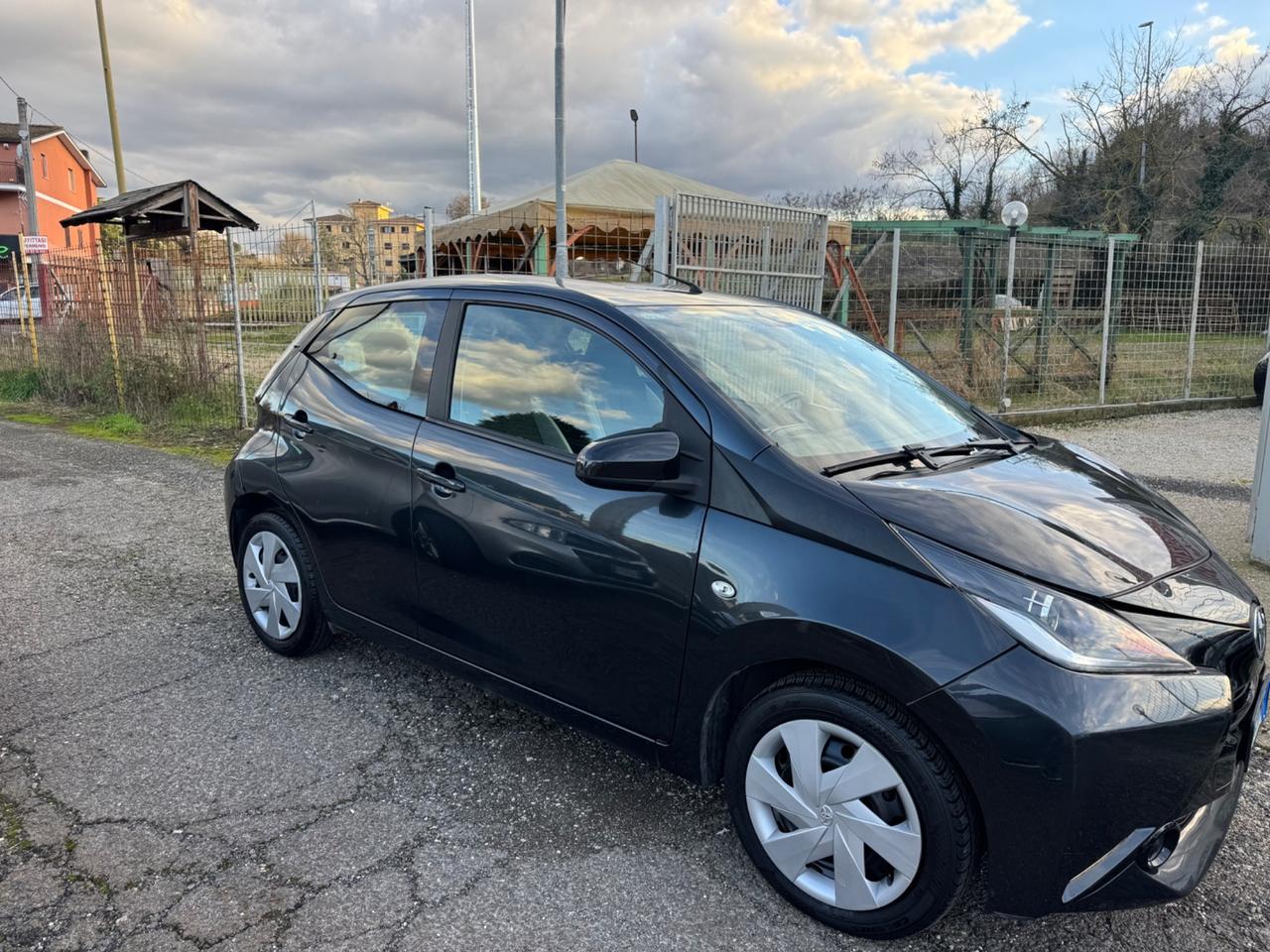 Toyota Aygo 1.0 VVT-i 69 CV 5 porte x-black TSS
