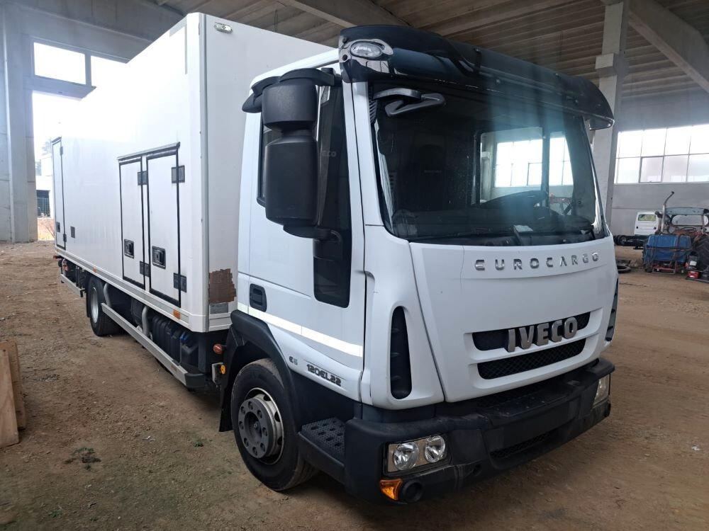 Carro attrezzi Eurocargo 120 con braccio gru centrale a scomparsa