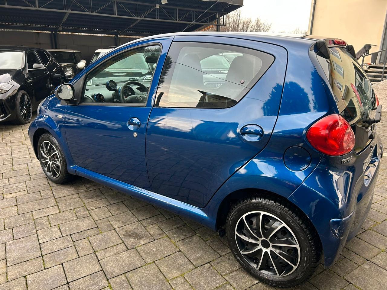 Toyota Aygo 1.0 12V VVT-i 5 porte Sol CAMBIO NUOVO