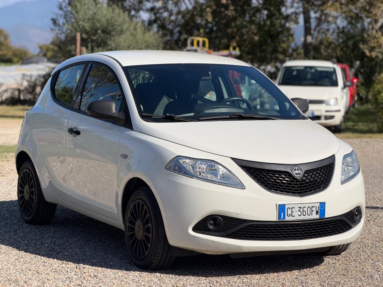 Lancia Ypsilon 1.0 FireFly 5 porte S&S Hybrid Ecochic Silver