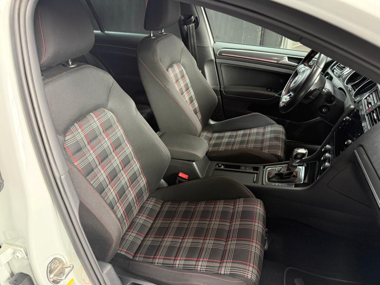 Volkswagen Golf GTI Performance 2.0 230 CV TSI DSG 5p.