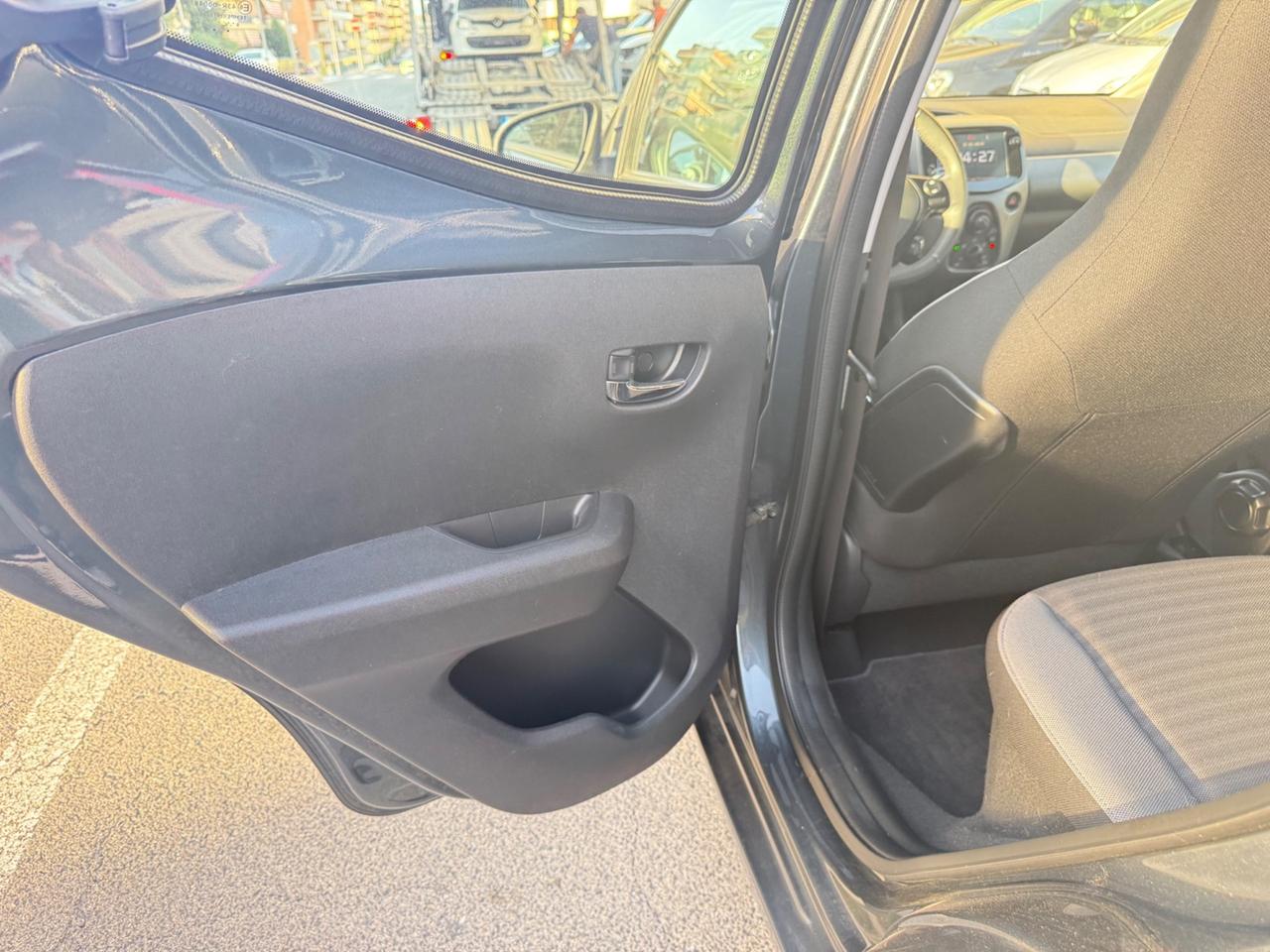 Toyota Aygo 1.0 VVT-i 72 CV 5 porte x-play MMT C.AUTOMATICO LED NAVI KAMERA CERCHI 16 PDC BLUETOOTH