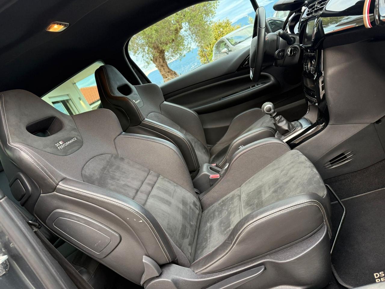 DS3 1.6 THP Performance 208CV Black Special
