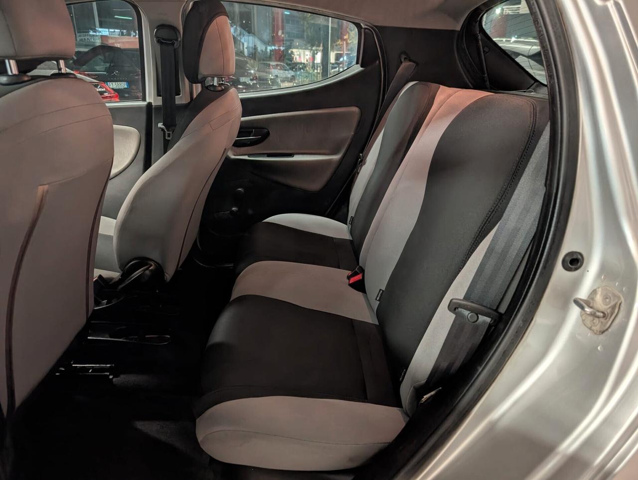 Lancia Ypsilon 0.9 TwinAir 85 CV 5 porte Metano Ecochic Silver