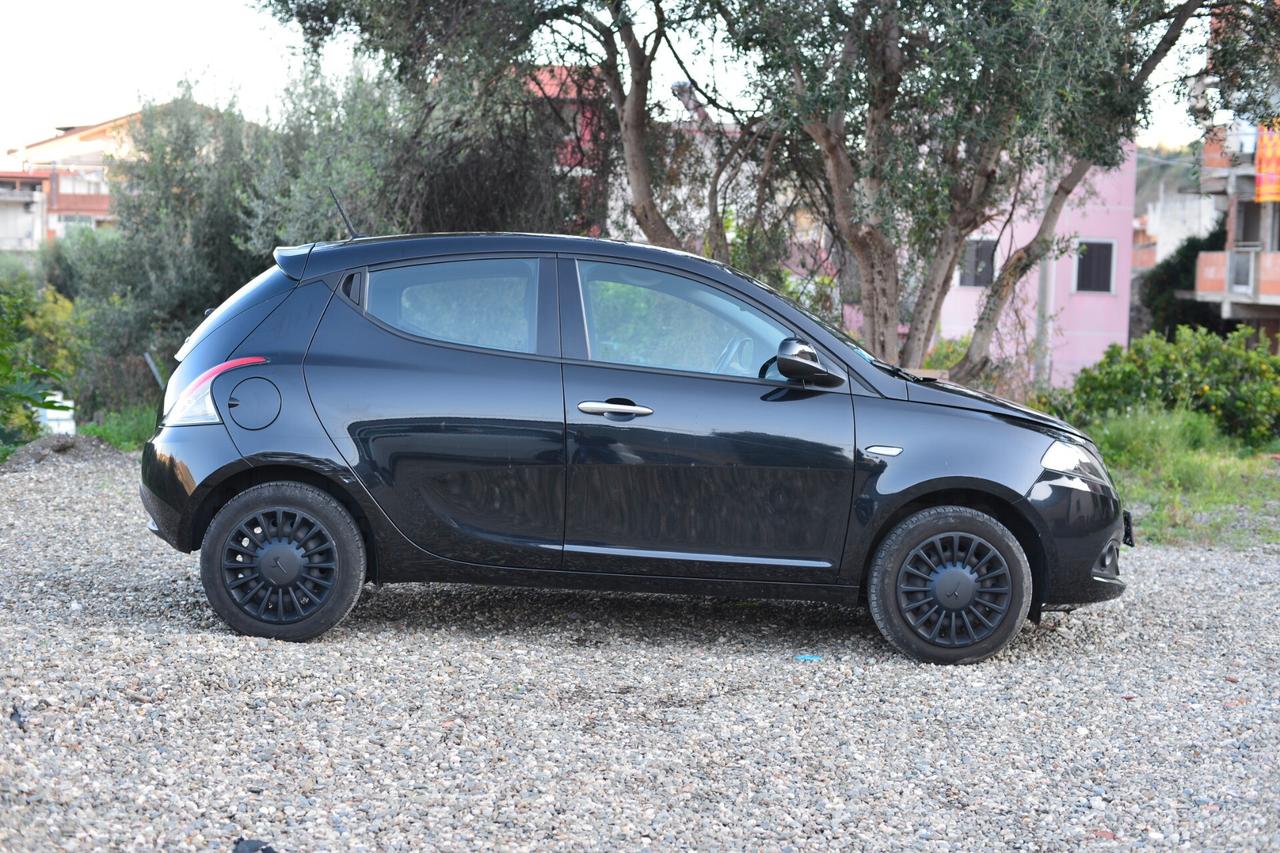 Lancia Ypsilon 1.0 FireFly 5 porte S&S Hybrid Silver