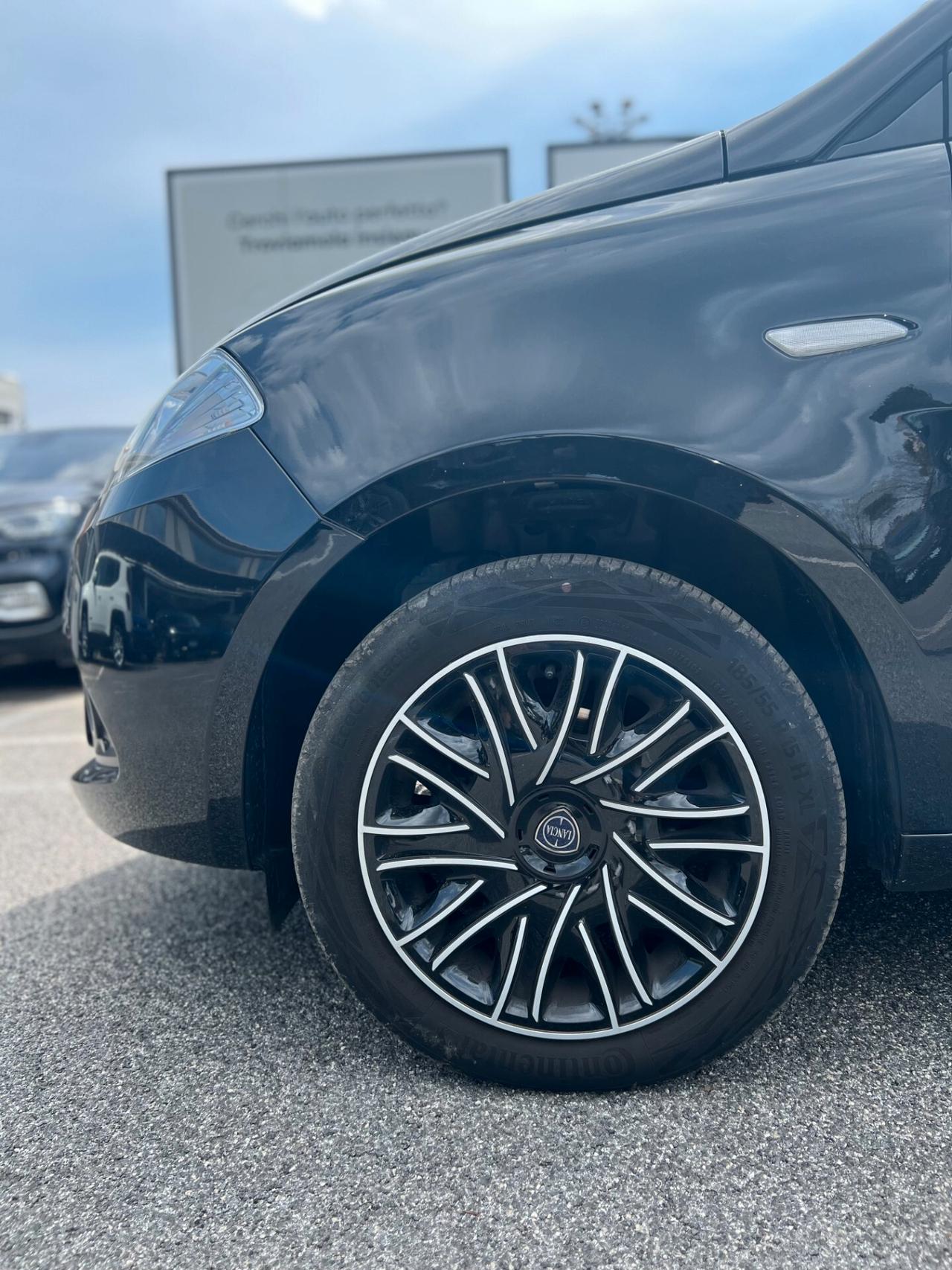Lancia Ypsilon 1.0 FireFly 5 porte S&S Hybrid Ecochic Silver