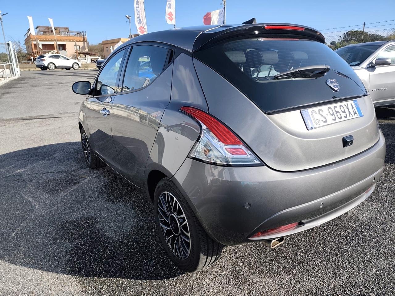 Lancia Ypsilon 1.0 FireFly 5 porte S&S Hybrid Platino